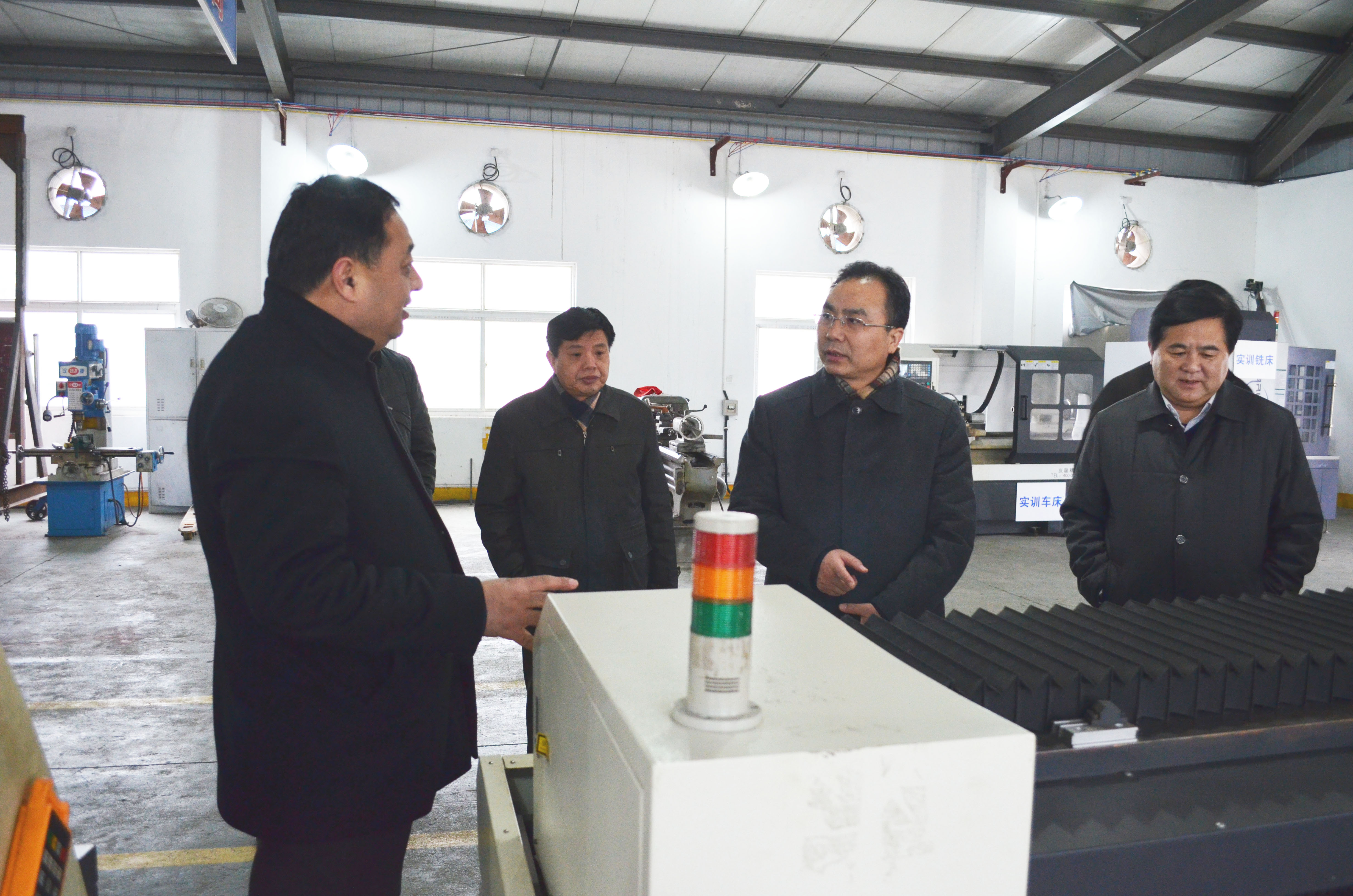 2016年1月22日，省教育厅尹洪斌副厅长在市教育局苏锡凌局长等领导陪同下调研我校 (2).jpg