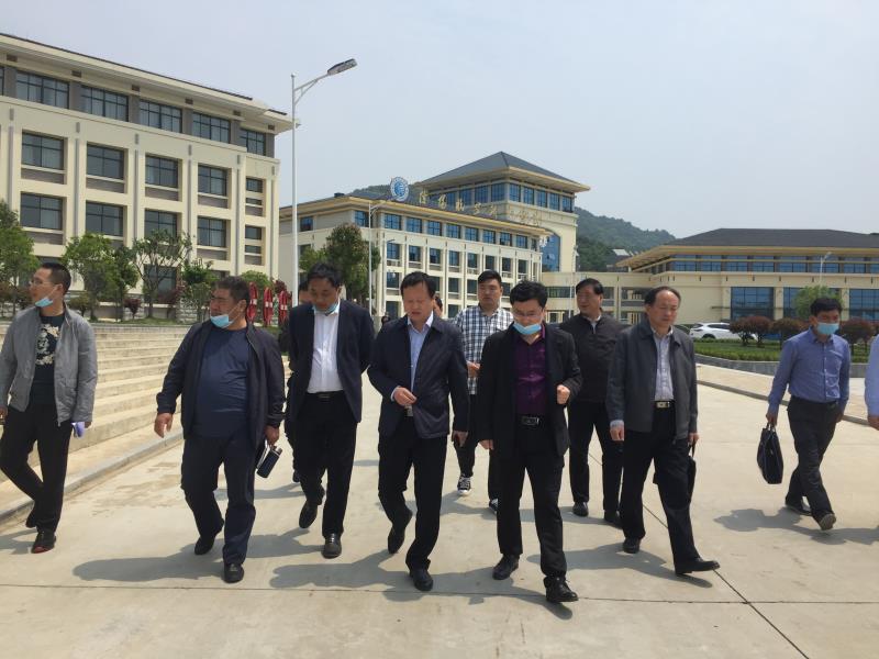 17、2020年4月27日上午，区委常委、常务副区长杨浩威来我校视察二期工程推进情况，要求区各单位要细化任务，夯实责任，尽快推进完成建设任务。.jpg